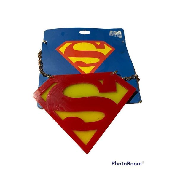 NWT BIG SUPERMAN LOGO NECKLACE - Picture 1 of 1